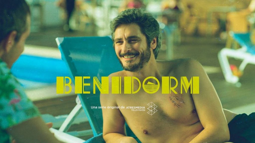 Cartel promocional de la serie Benidorm