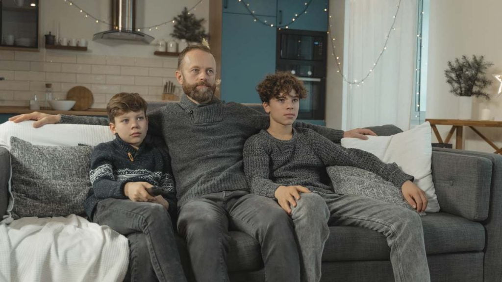 Familia ve la tele la noche del 10 de septiembre