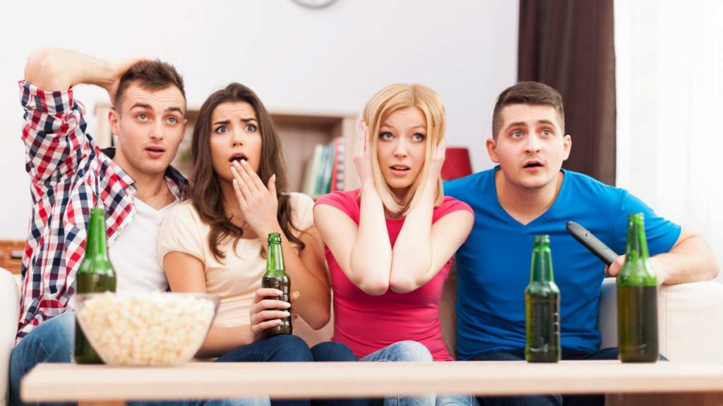 Grupo de amigos ve la tele la noche del 11 de septiembre