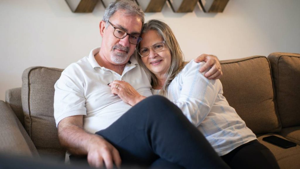 Pareja ve la televisión el 13 de septiembre