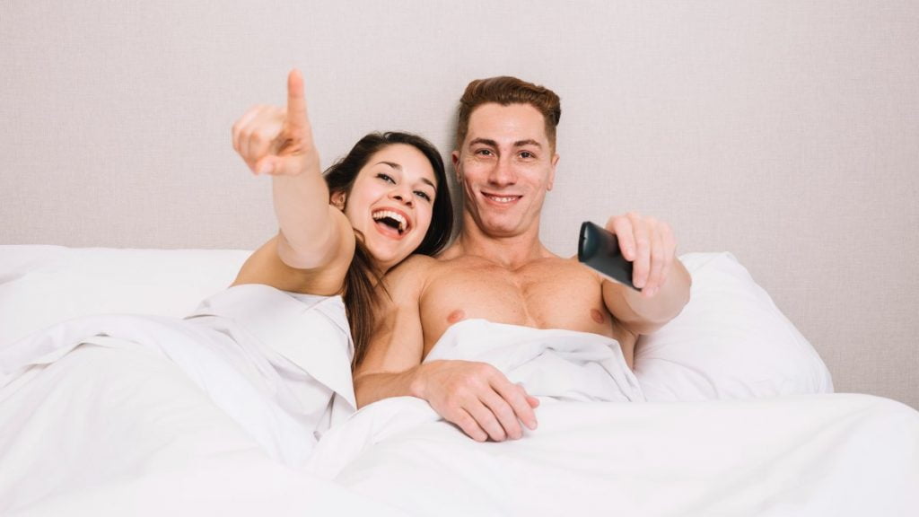 Pareja ve la tele el 14 de septiembre