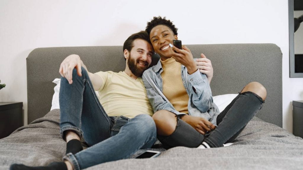 Pareja ve la tele la noche del 16 de septiembre