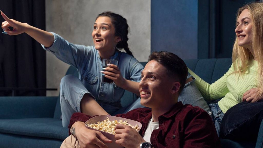 Amigos ven la tele el 17 de septiembre