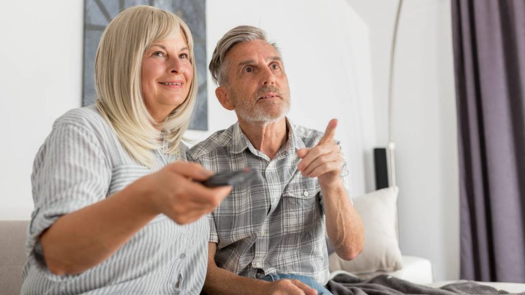 Pareja ve la tele el 20 de septiembre