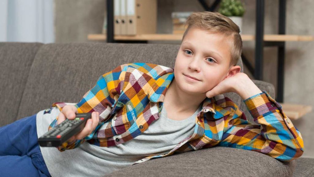 Niño ve la televisión el 21 de septiembre