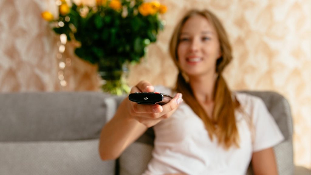 Mujer ve la tele el 22 de septiembre