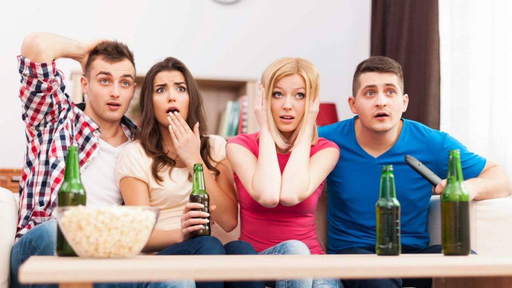Grupo de amigos ve la tele el 24 de septiembre