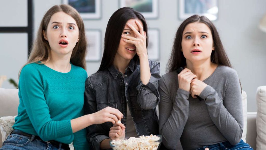 Amigas ven la tele el 25 de septiembre