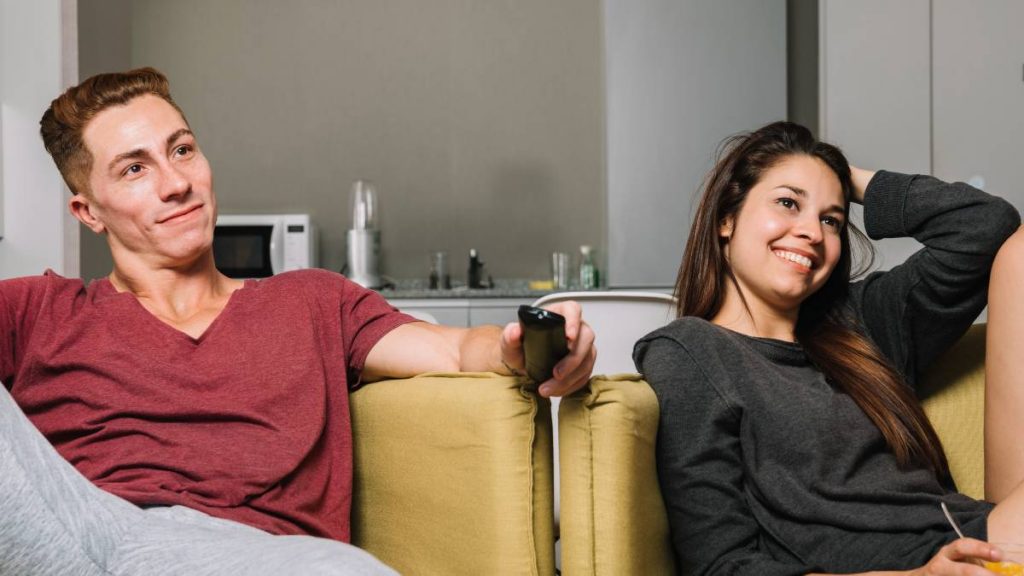 Pareja ve la tele el 27 de septiembre