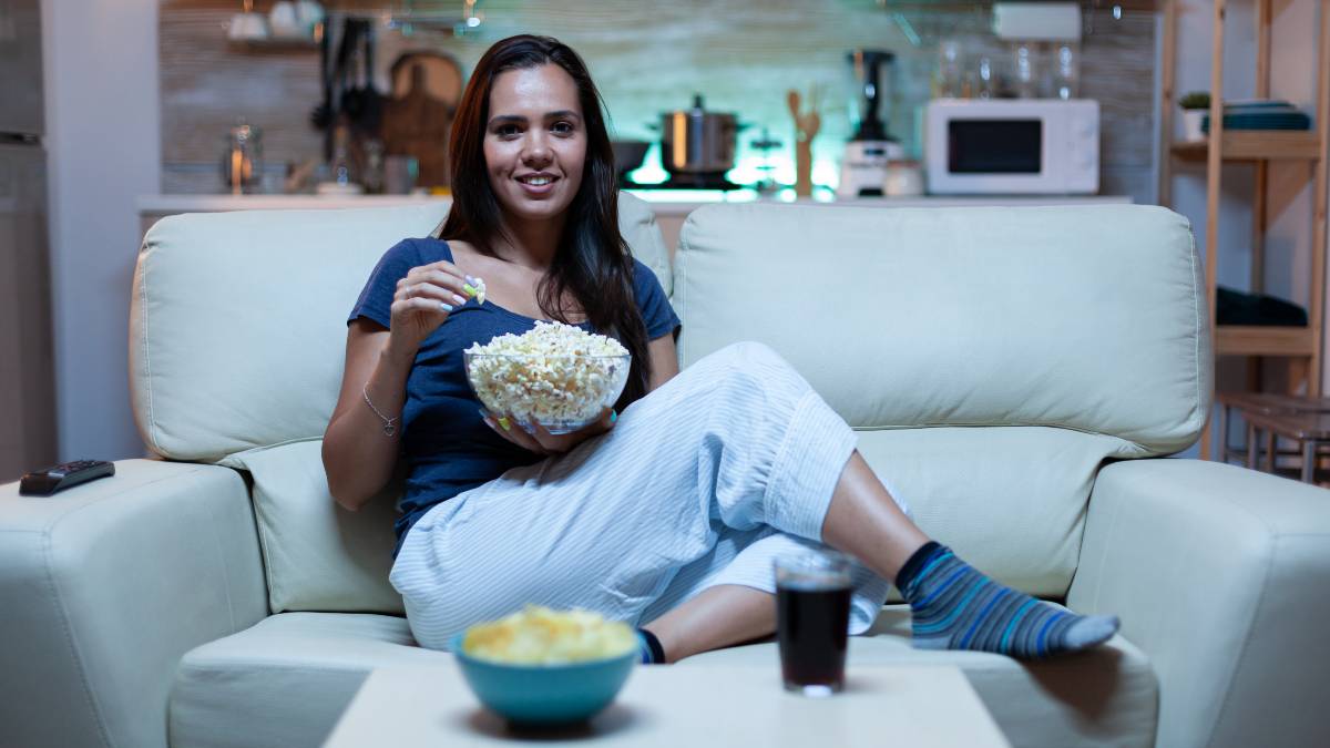 Mujer ve la televisión el 3 de septiembre