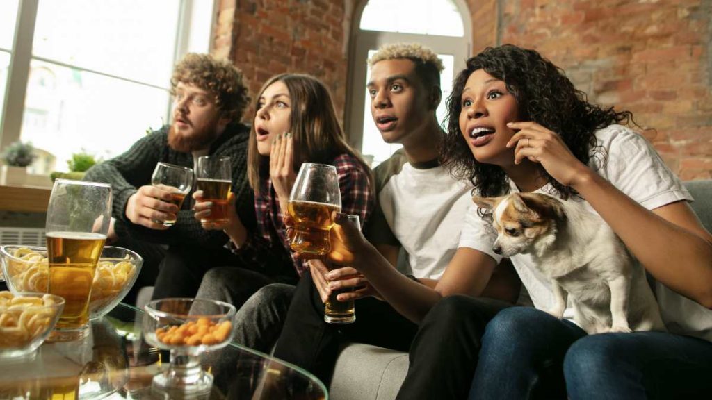 Grupo de amigos ve la tele el 4 de septiembre