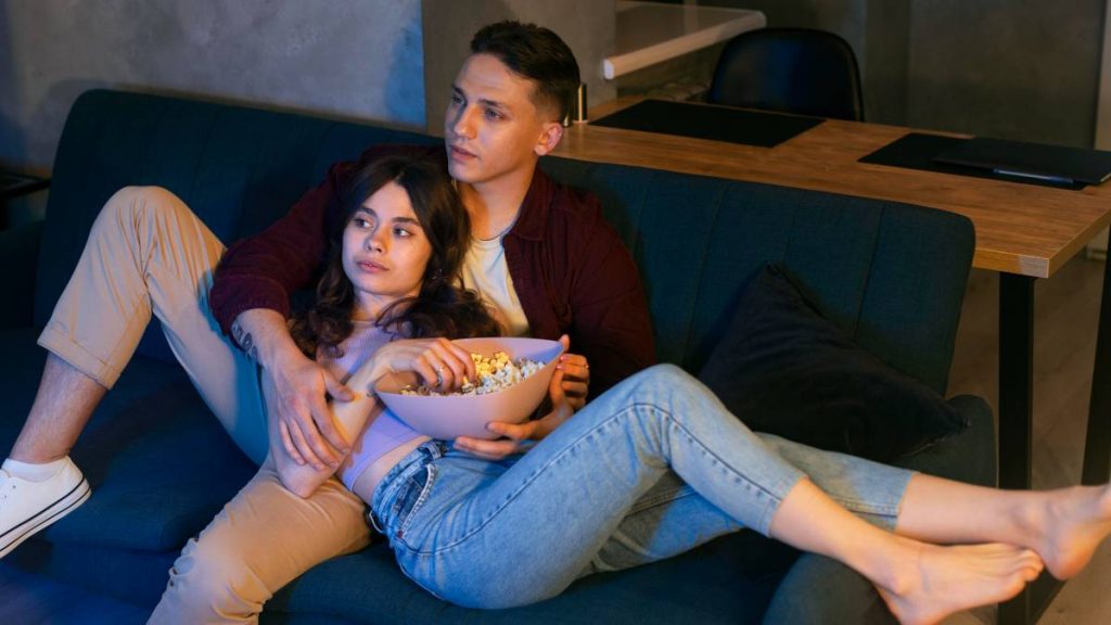 Pareja ve la tele la noche del 6 de septiembre