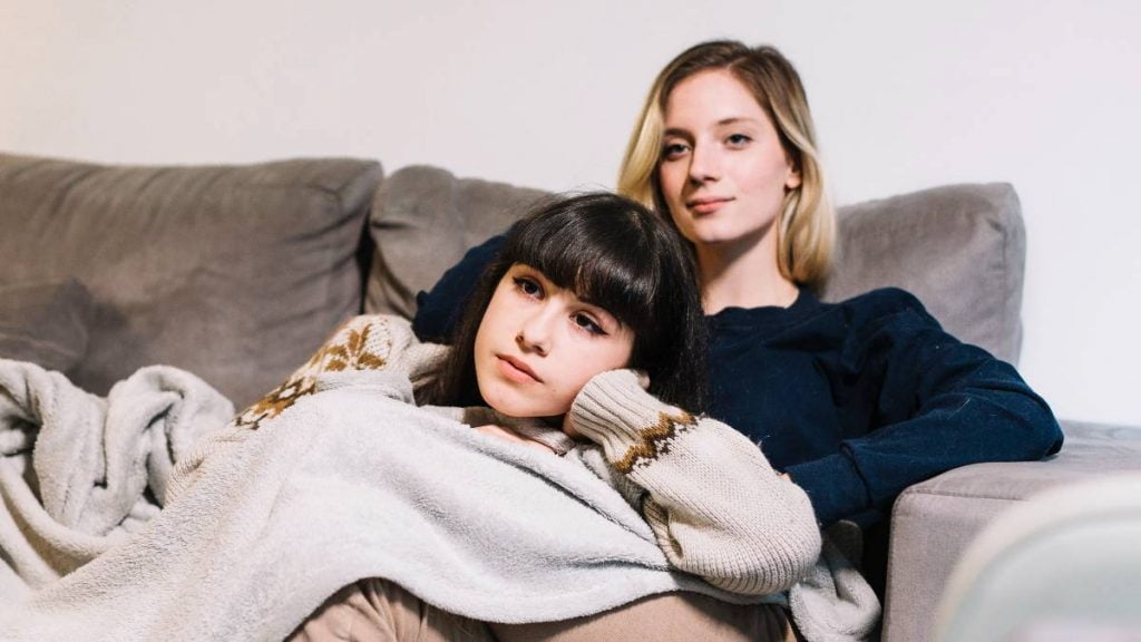 Pareja ve la tele la noche del 7 de septiembre