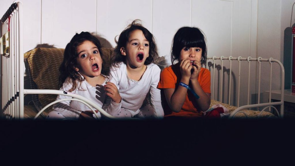 Niñas ven la tele la noche del 8 de septiembre