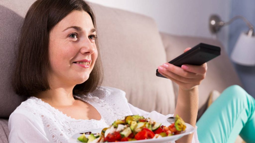 Mujer ve la tele la noche del 9 de septiembre