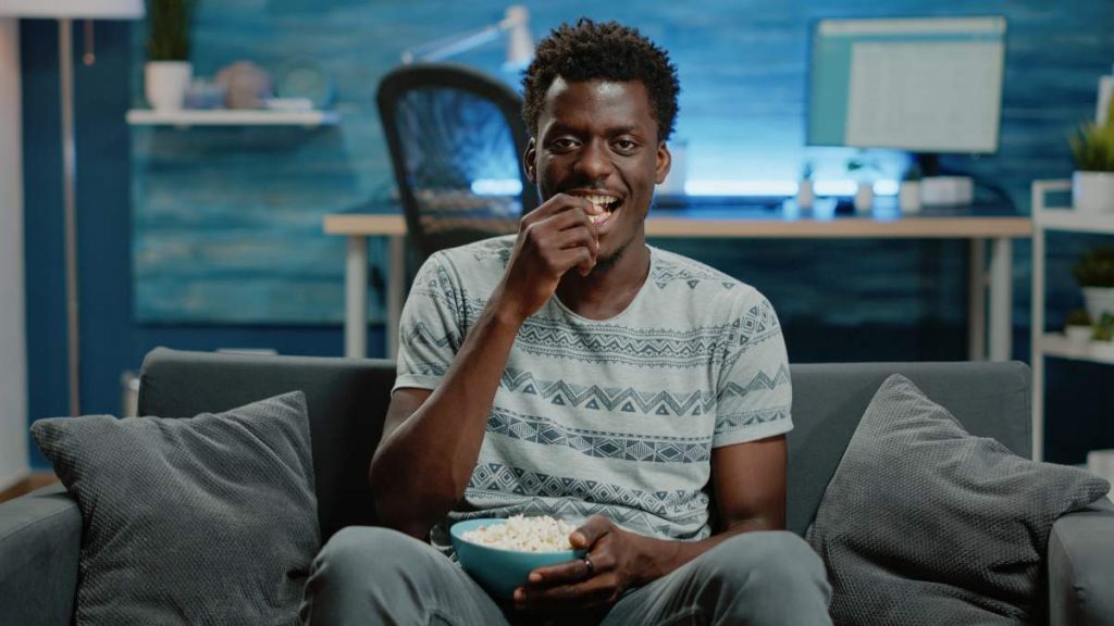 Hombre ve la televisión el 13 de octubre