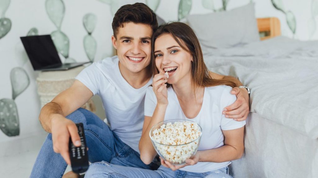 Pareja ve la tele el 14 de octubre