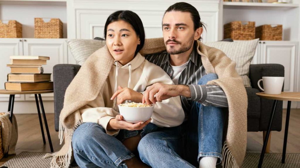 Pareja ve la tele el 18 de octubre