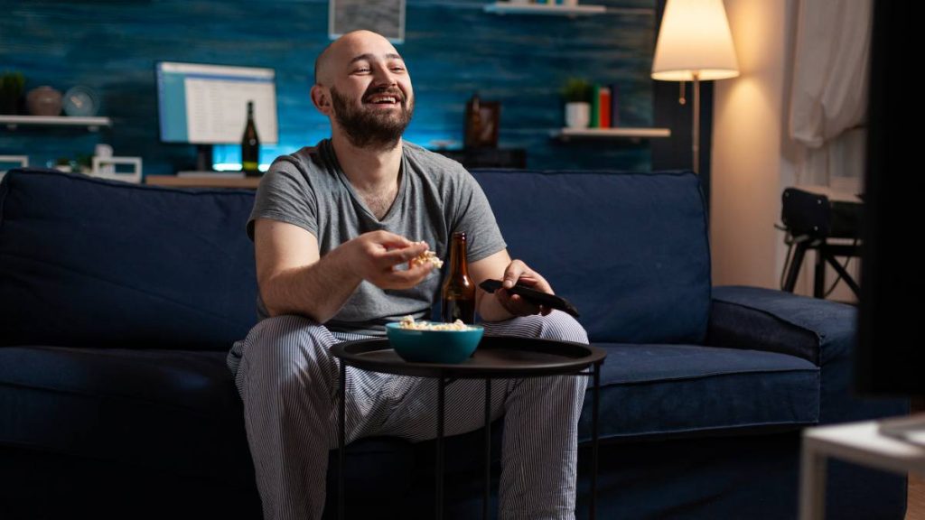 Hombre ve la televisión el 2 de octubre