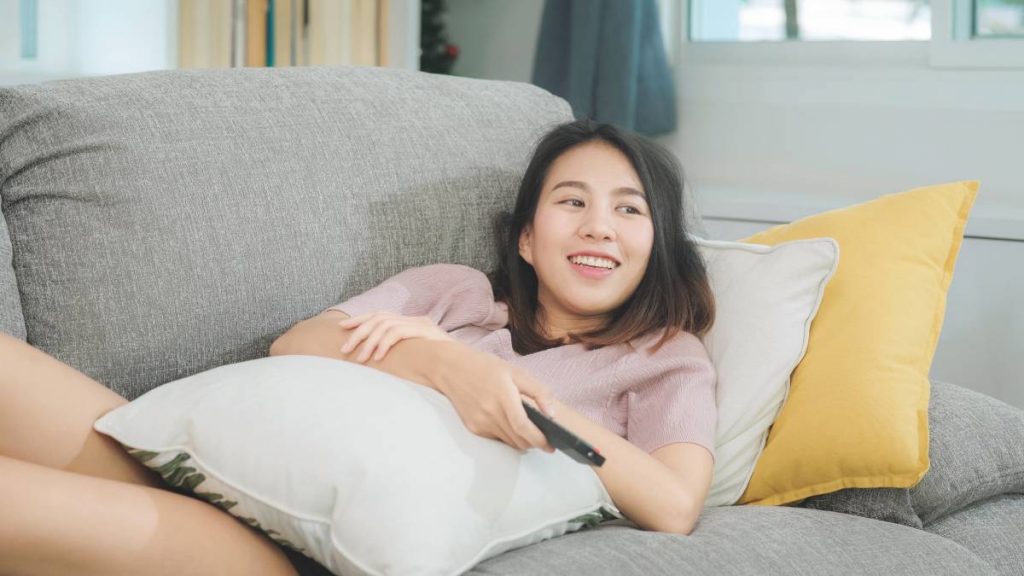 Mujer ve la tele el 23 de octubre