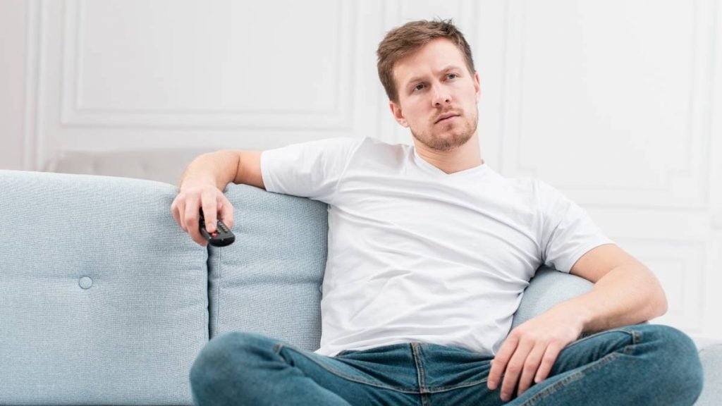 Hombre ve la tele el 25 de octubre