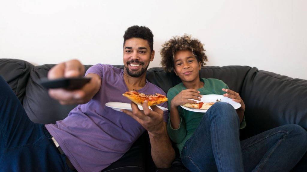 Padre e hijo ven la tele el 27 de octubre