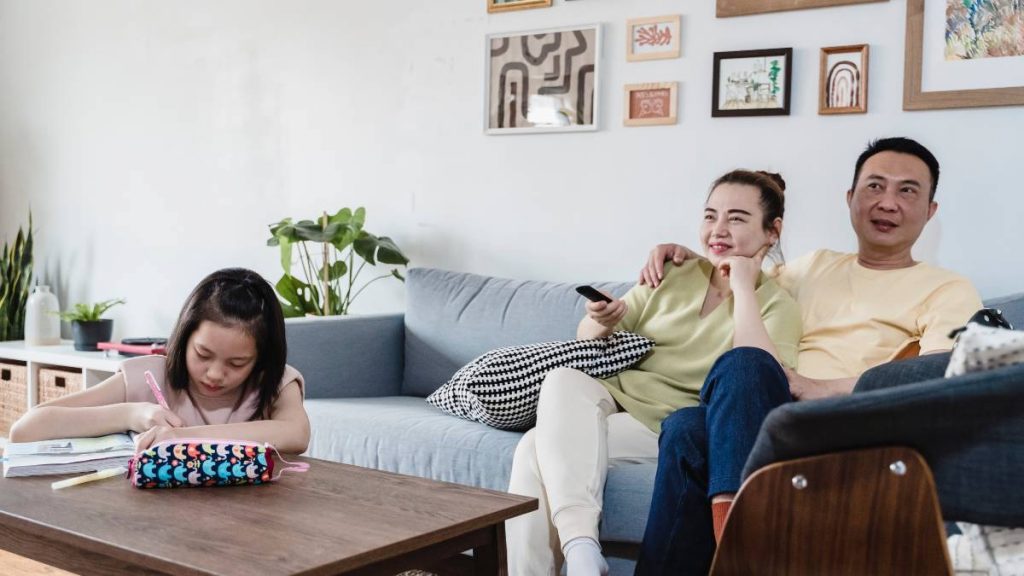 Familia ve la tele el 29 de octubre