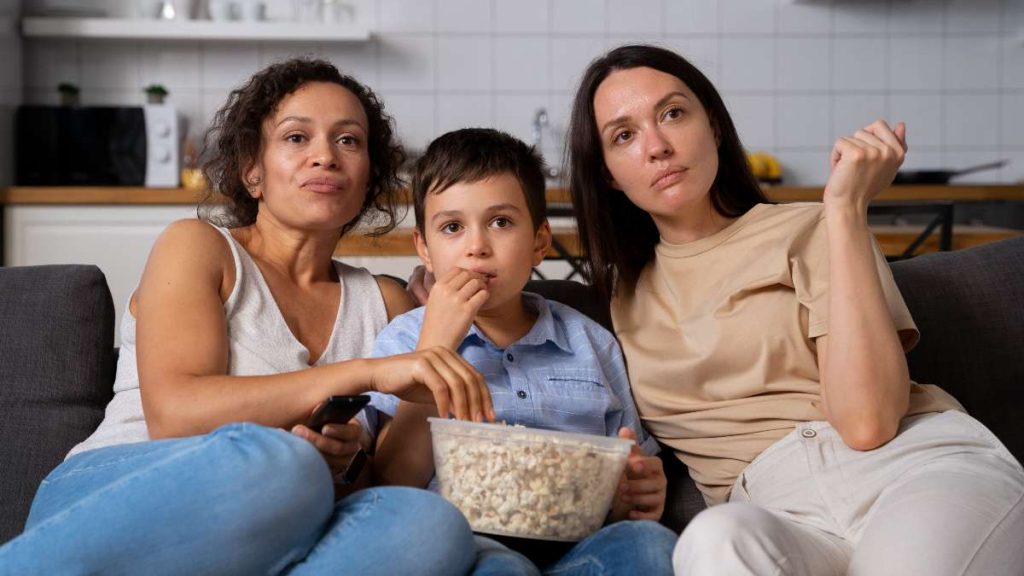 Familia ve la tele la noche del 3 de octubre