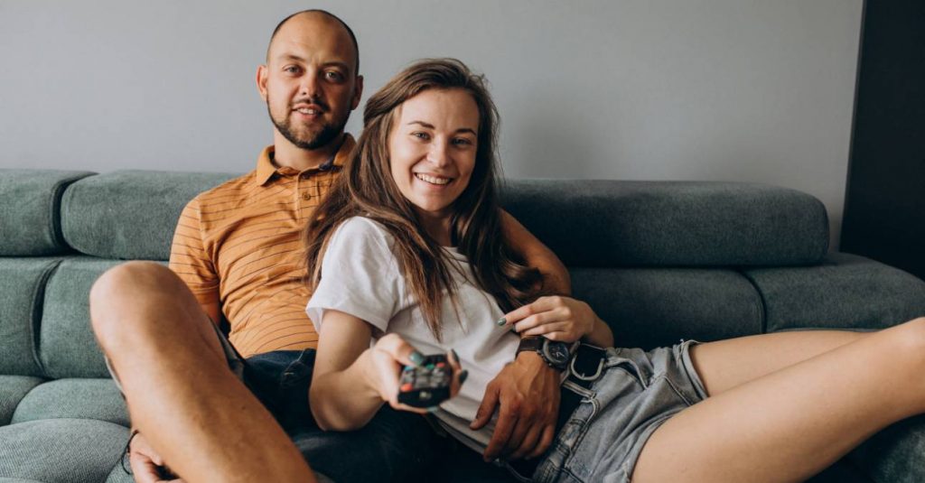 Pareja ve la televisión el 8 de octubre
