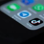 Influencer china multada por comerse un tiburón en peligro