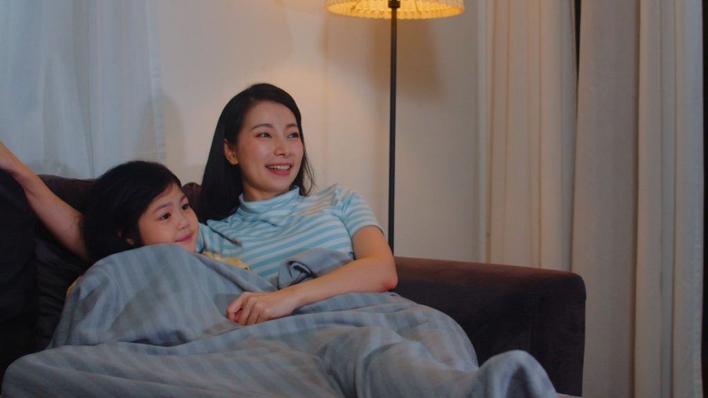 Madre e hija ven la tele el 1 de noviembre