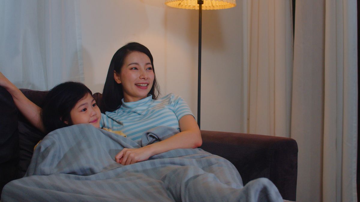 Madre e hija ven la tele el 1 de noviembre