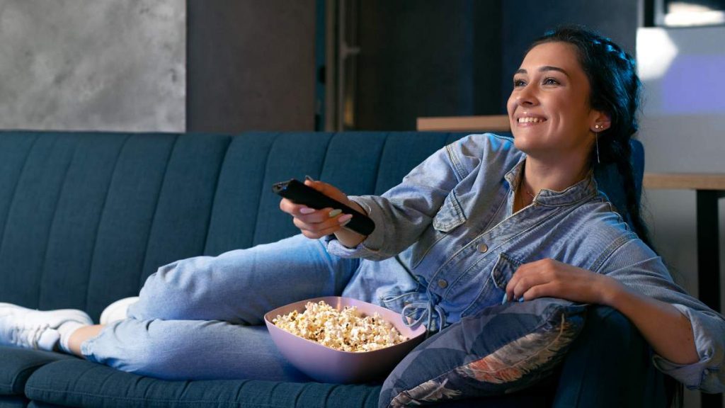 Mujer ve la tele el 11 de noviembre