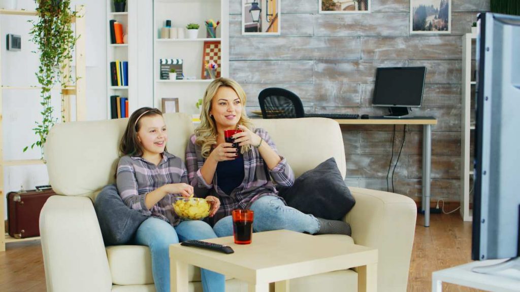 Mujer y niña ven la tele el 13 de noviembre