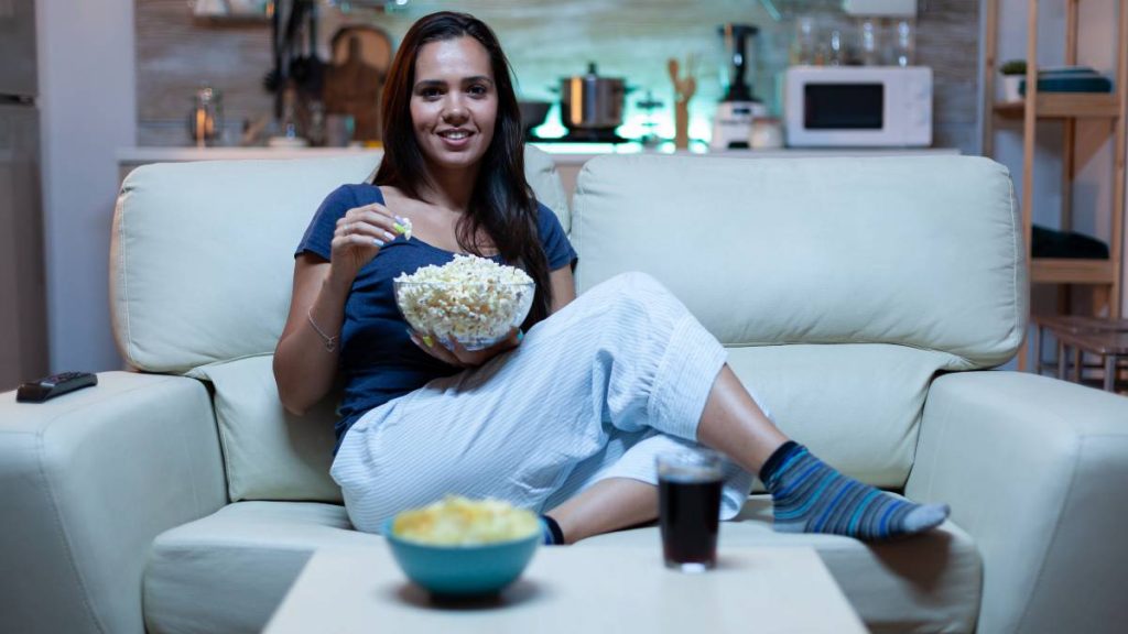 Mujer ve la tele el 14 de noviembre