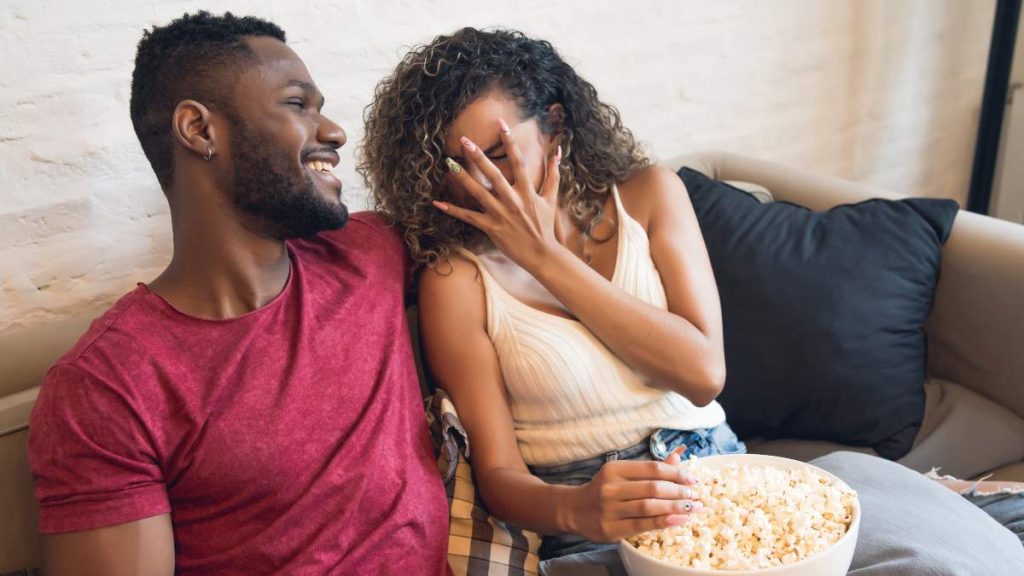 Pareja ve la tele el 15 de noviembre