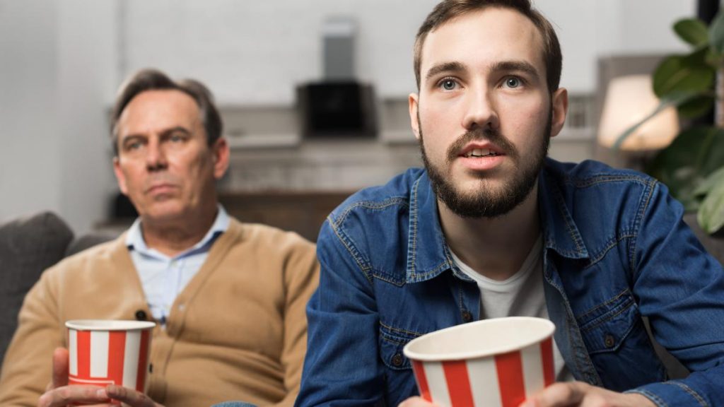 Hombres ven la tele el 19 de noviembre