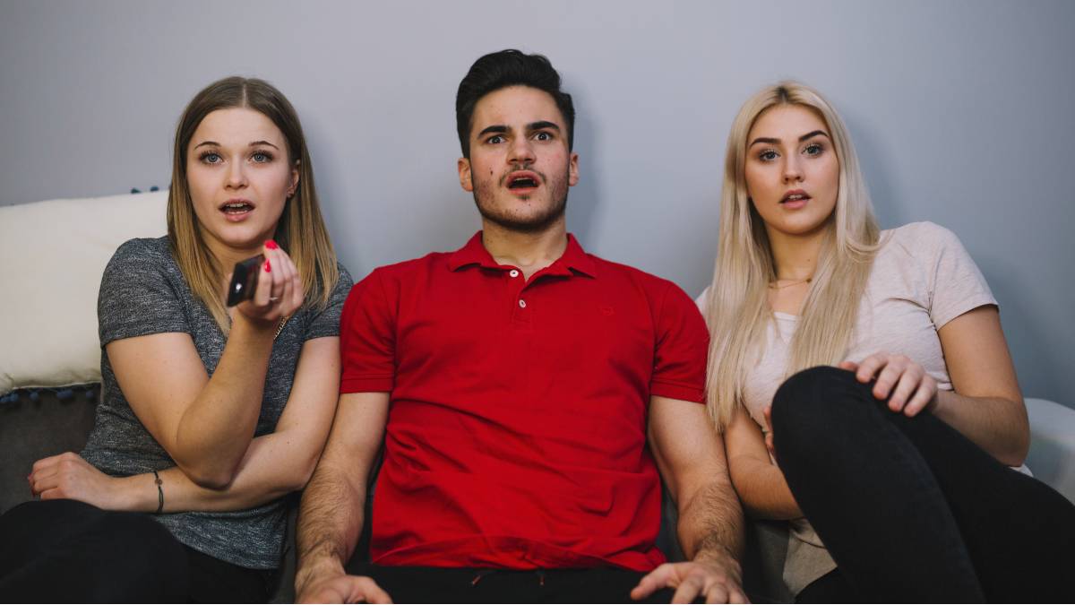 Amigos ven la tele el 21 de noviembre