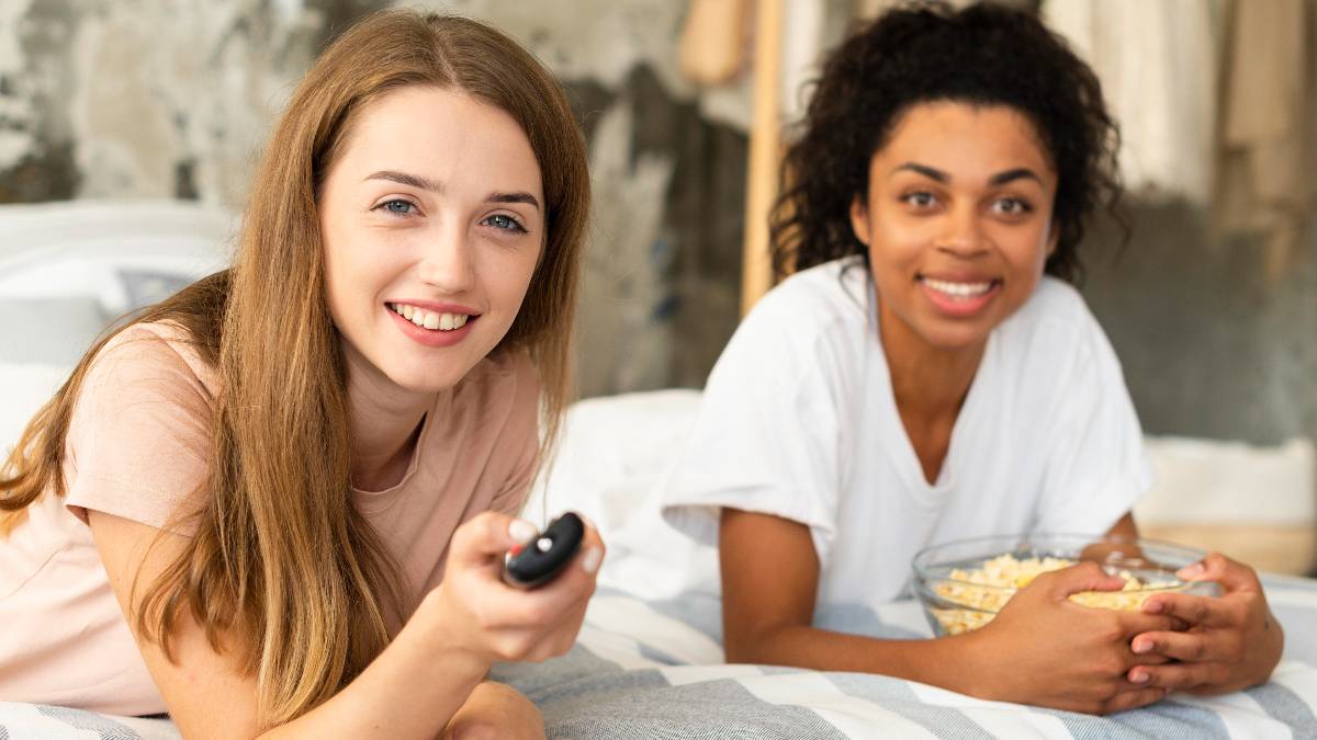 Mujeres ven la televisión el 24 de noviembre