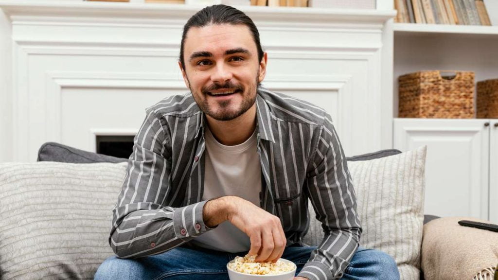 Hombre ve la tele el 25 de noviembre