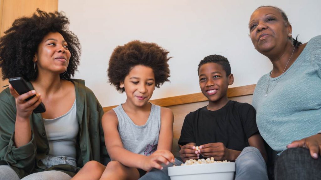 Familia ve la tele el 27 de noviembre