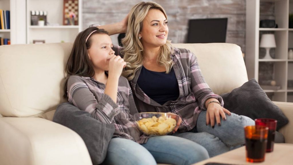Madre e hija ven la tele el 3 de noviembre