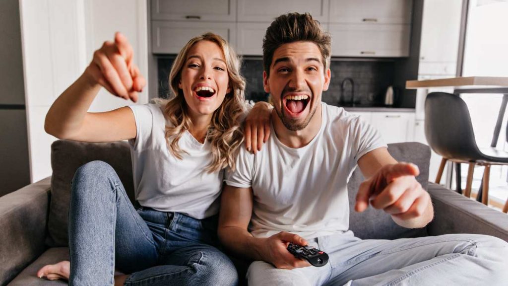 Pareja ve la tele el 30 de noviembre