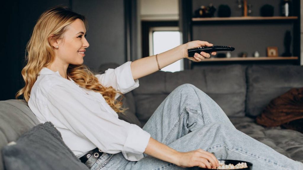 Mujer ve la tele el 6 de noviembre