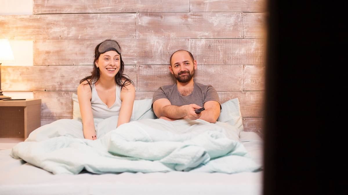 Pareja ve la tele el 7 de noviembre