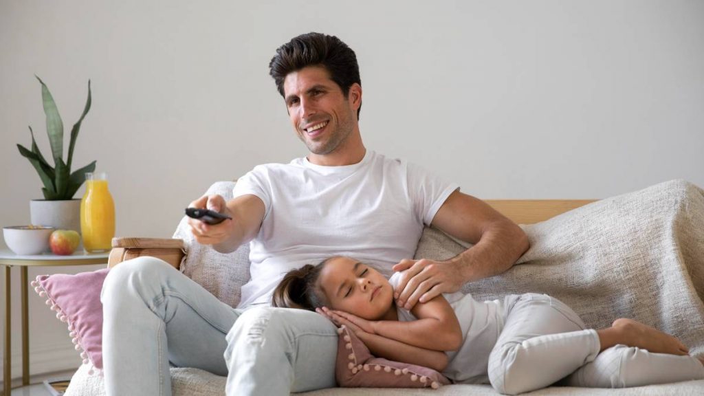 Padre e hija ven la tele el 8 de noviembre