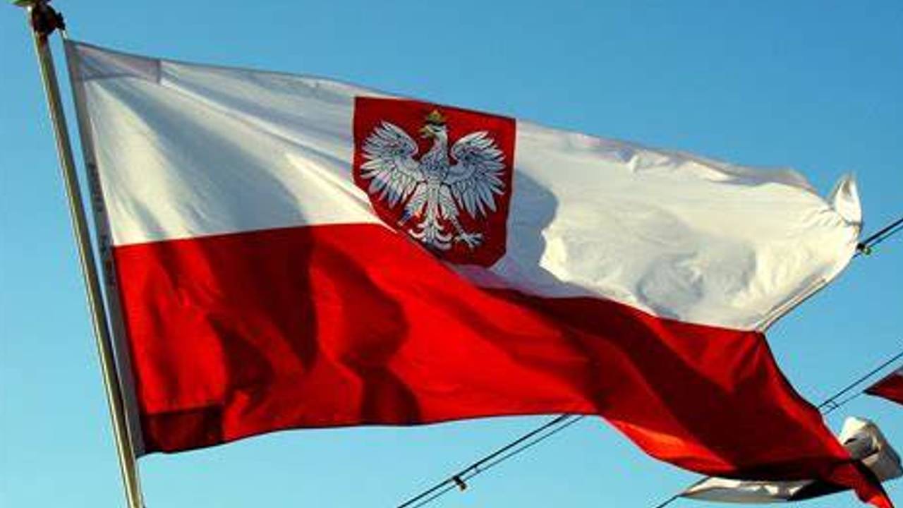 bandera de Polonia con águila