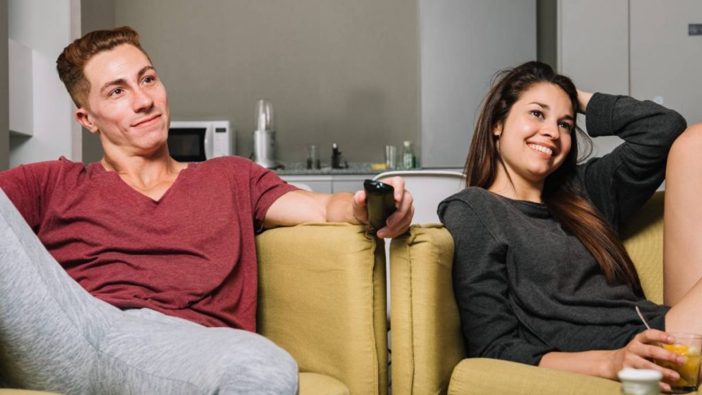 Pareja ve la tele el 1 de enero
