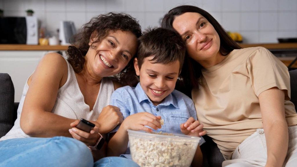 Familia ve la tele el 10 de diciembre