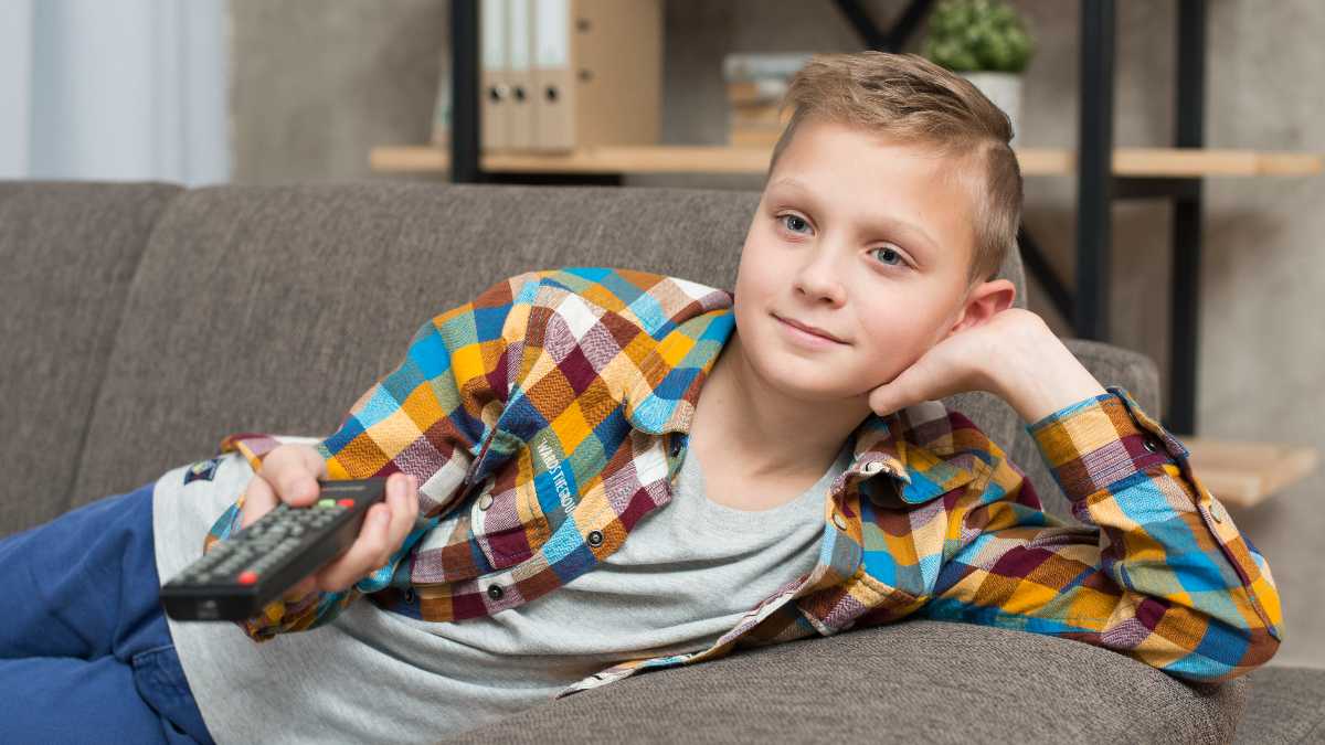 Niño ve la tele el 13 de diciembre